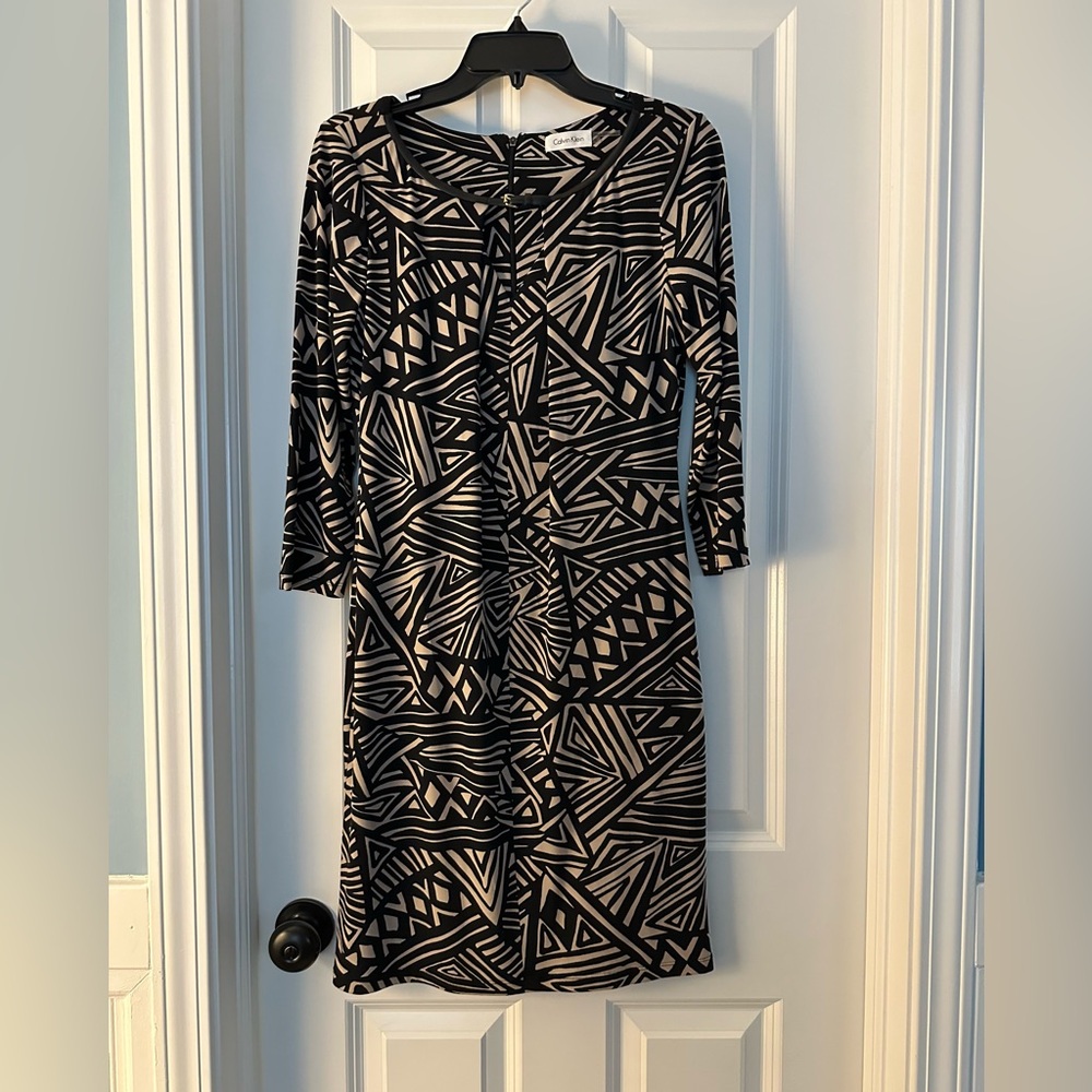 Excellent Condition Calvin Klein Size 8 Black & Tan V Neck Long Sleeve Dtess